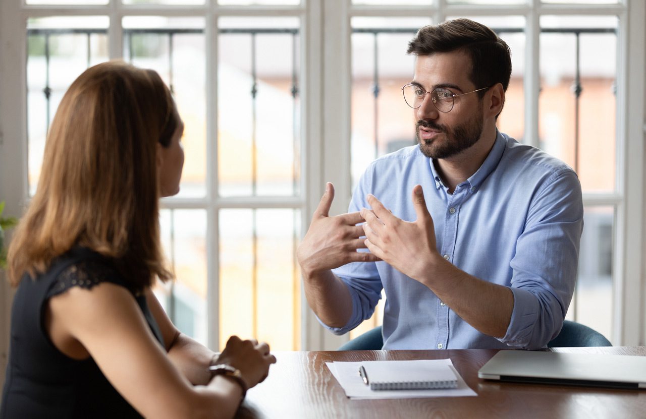 Two-people-discussing-a-negotiation